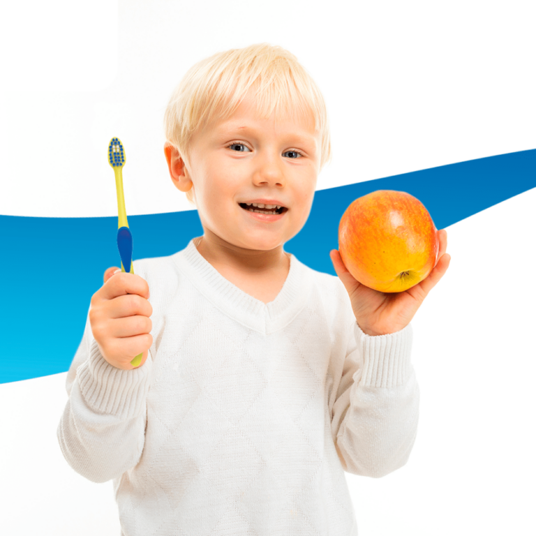 foto bambino sorridente con in mano spazzolino Biosmalto Kid